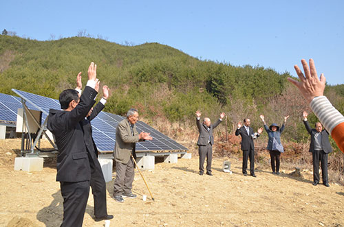 10基の太陽光発電所建設に万歳