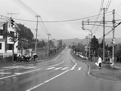 住民に見守られながらバス通学する子どもたち。2015年5月19日、筆者撮影。