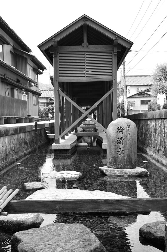 ▲福井県大野市は街のいたるところで水が湧き、豊かな地下水は人々の生活を支えています。写真はかつて殿様のご用水として用いられた「御清水（おしょうず）」。（筆者撮影）