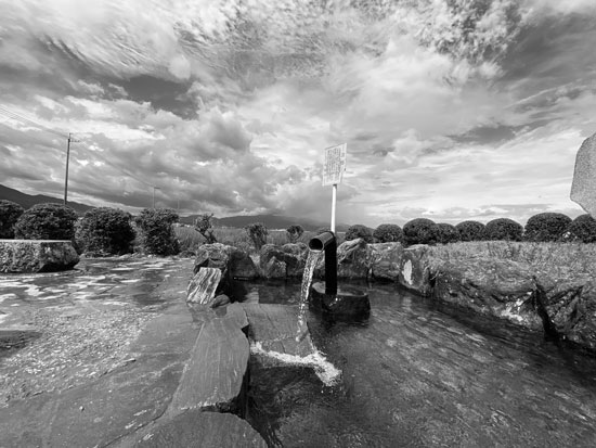 西条市にある「加茂川左岸うちぬき公園」の水汲み場。名水「うちぬき」を求めて、市外からも多くの人たちが訪れる（愛媛県西条市環境政策課提供）。