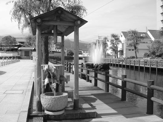 西条市総合文化会館の西、アクアトピア水系の噴水近くで「うちぬき」を飲める。<br>（愛媛県西条市環境政策課提供）