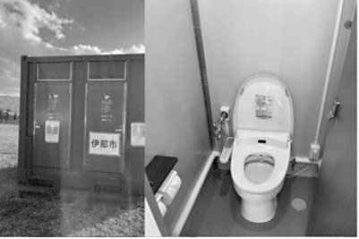写真４：コンテナトイレの外観と内部のウォシュレット付き便器（著者提供）