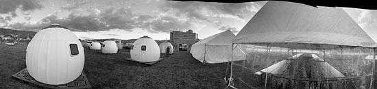 写真５：およそ５時間で完成した避難所外観（著者提供）