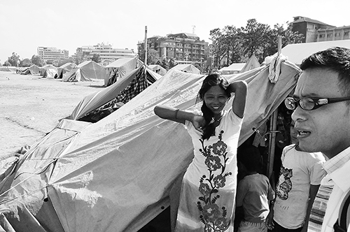 ネパール地震カトマンズ郊外の避難テント