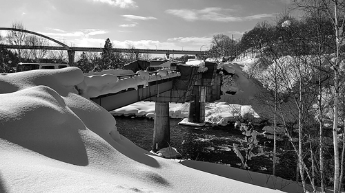 雪のなか、修繕工事中の芙蓉橋（ニセコ町尻別川）