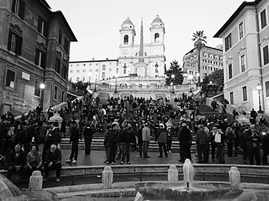 イタリア・ローマのスペイン広場の混雑（筆者撮影）