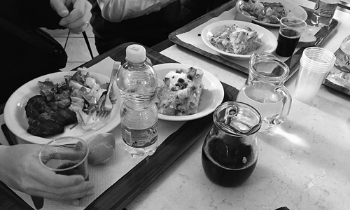 避難所の食事（2017年1月、ラクイラ、筆者撮影）。
