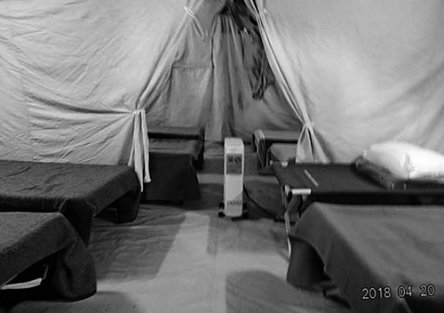 避難所のテントとベッド（2018年4月、ラクイラ、筆者撮影）。