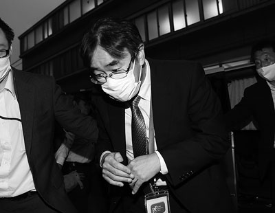 ▶無言で自宅に入る黒川検事長（2020年5月21日撮影。朝日新聞提供）