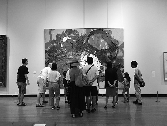 美術館部による「たまごせんせいとわくわくアートツアー」には幅広い世代の参加者が集まり、意見を交わす。（2018年）